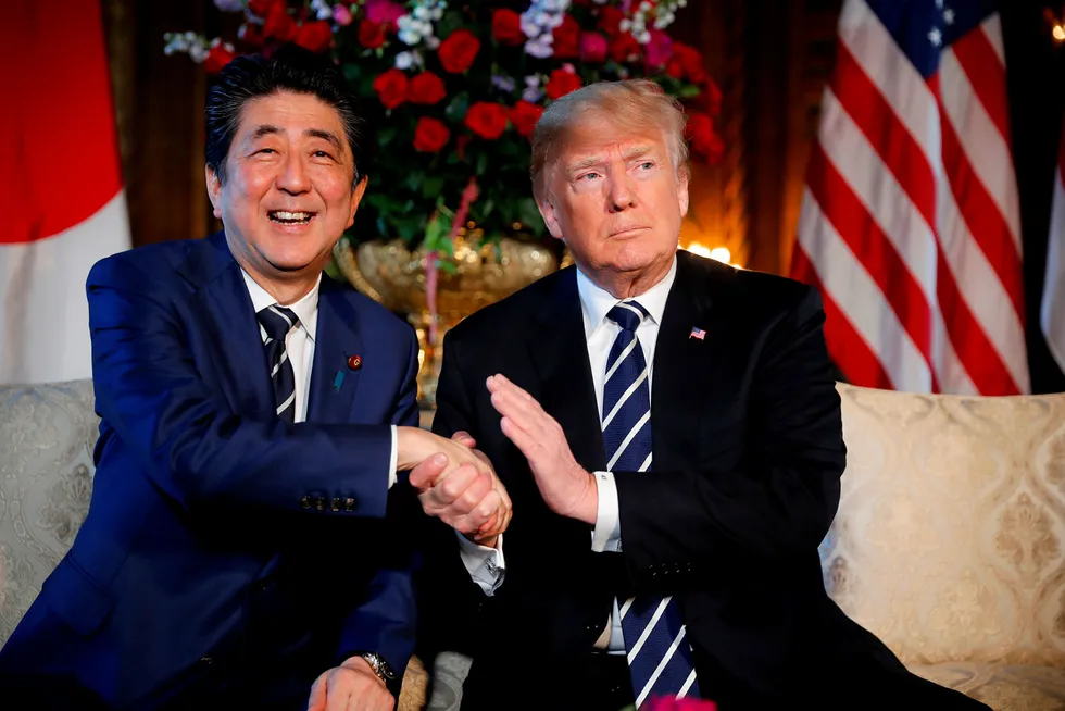 USAs president Donald Trump og Japans statsminister Shinzo Abe skal møtes tre ganger før slutten av juni. I neste uker starter handelsforhandlingene. USA håper på en rask forhandlingsrunde. Japan har god tid.