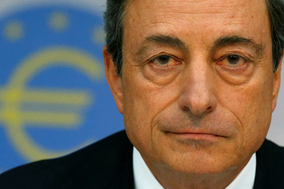 ECB-sjef Mario Draghi mener den globale systemrisikoen har økt på grunn av den politiske usikkerheten etter valget av Donald J. Trump i USA. Ralph Orlowski