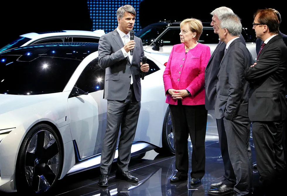 BMW-sjef Harald Krüger fikk besøk av blant andre forbundskansler Angela Merkel under bilutstillingen i Frankfurt. På scenen var BMWs nye konsept-elbil I Vision Dynamics den store stjernen. Foto: DANIEL ROLAND/AFP/NTB Scanpix