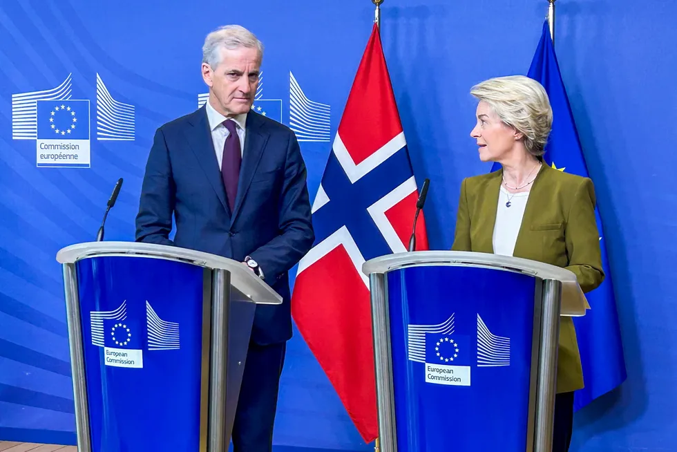 Statsminister Jonas Gahr Støre møter Europakommisjonens president Ursula von der Leyen for å signere avtale om «Grønn allianse» mellom Norge og EU. Siden har forholdet mellom unionen og Norge surnet.