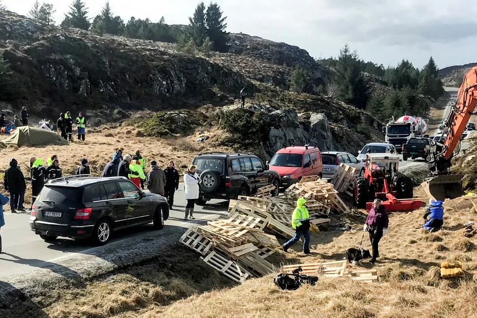 Demonstranter av vindpark på Frøya blokkerer veien for de som skulle utføre utbyggingen.