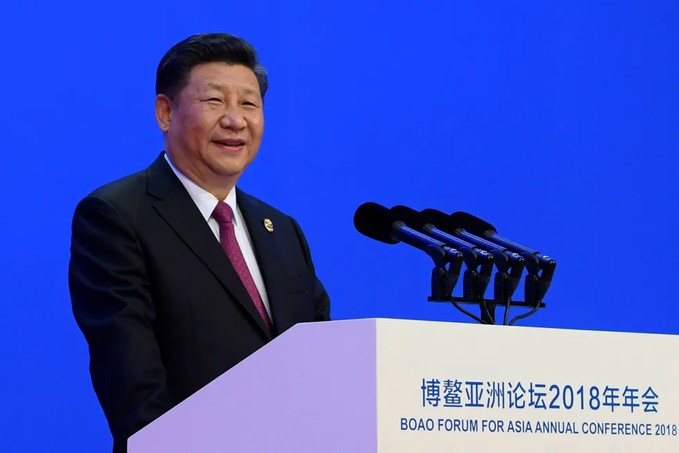 Kinas president Xi Jinping forsøker å unngå en handelskrig med USA. Han lover å åpne det kinesiske markedet og senke tollene på blant importerte biler. Foto: Li Xueren / AP / NTB scanpix
