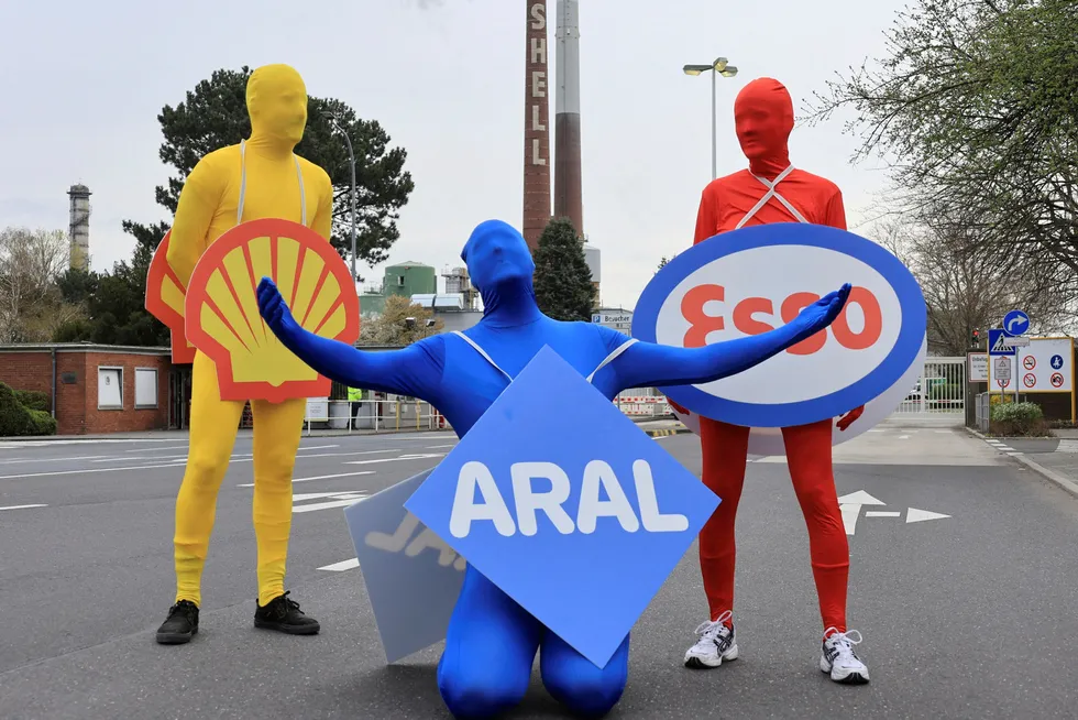 Aktivister protesterer mot oljeselskaper som importerer russisk olje utenfor et oljeraffineri i Köln i Tyskland.
