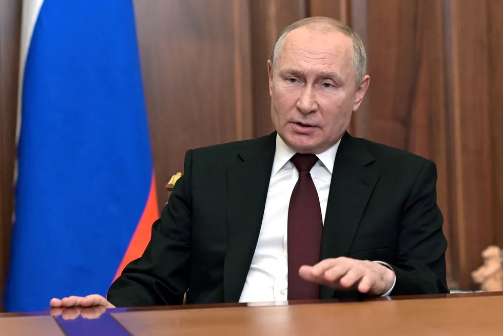 Russlands president Vladimir Putin holdt en lengre tv-tale mandag kveld. Han tok seerne gjennom Ukrainas historie, og anerkjente uavhengigheten til regionene øst i landet.