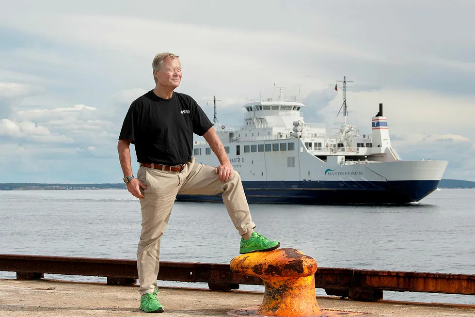 Torbjørn Johannson – styreleder i Asko Norge. Her i havnen i Horten med Bastøfergen i bakgrunnen. Selskapet etablerer rederi for å frakte gods med førerløse båter over Oslofjorden.