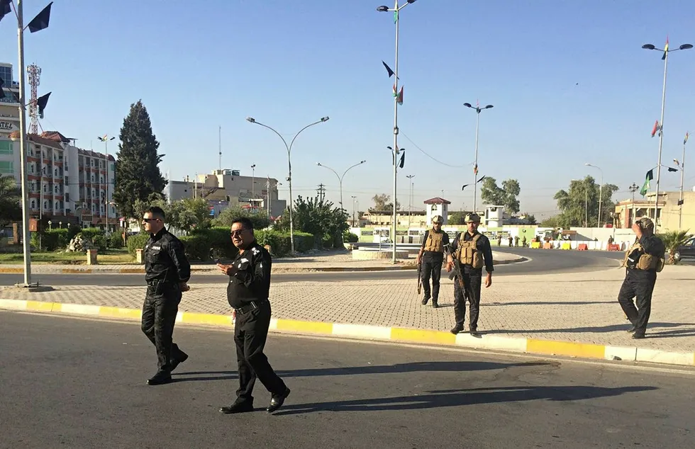 Lokalt politi er utplassert i Kirkuk, som ligger cirka 29 mil nord for Bagdad. Foto: Emad Matti / AP / NTB scanpix