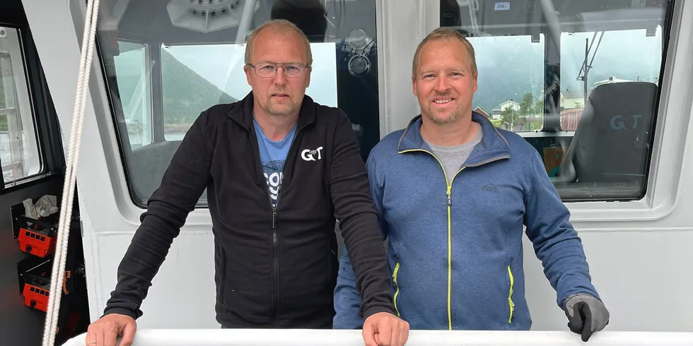Rederne Jim Eyolf Frantzen (t.v.) og broren Glenn Andre Rune Frantzen gleder seg over nybåten «Senjaland» som i dag, onsdag la til i hjemmehavna Sifjord på Senja.