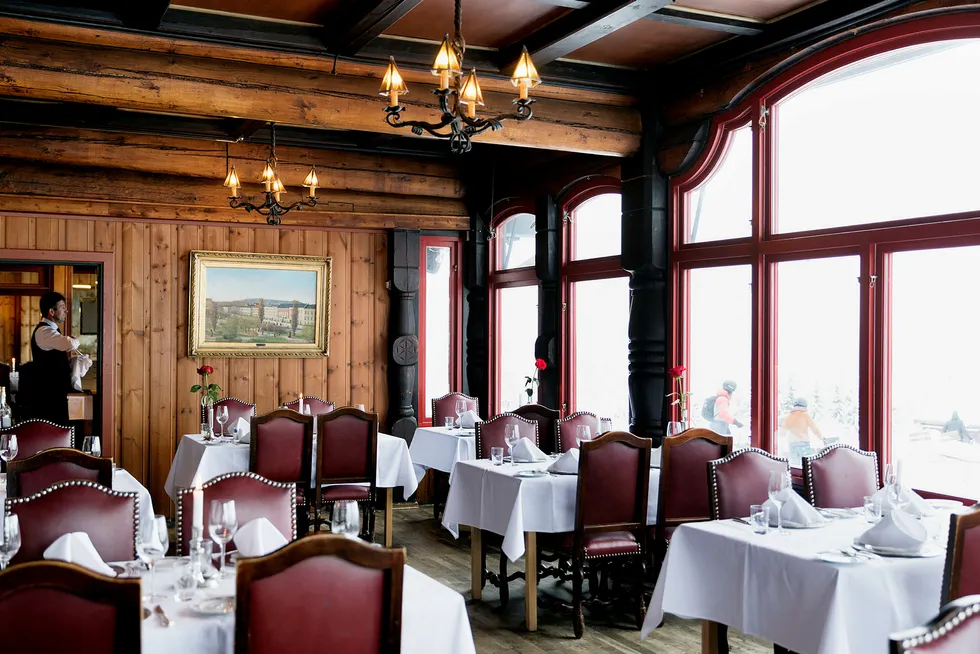 Finstue. Vi skulle ikke sitte foran peisen, men i «Restaurant Finstua», hvor dukene er hvite og bestikket tungt. Foto: Sune Eriksen
