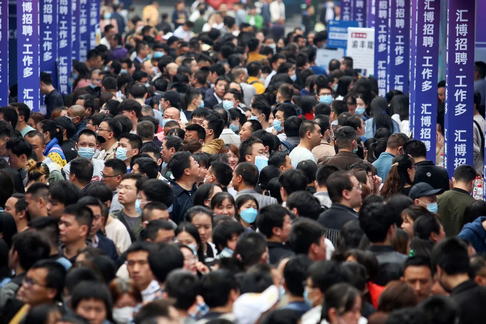Arbeidsledigheten hos unge under 25 år i Kina er rekordhøy. Nesten 12 millioner nyutdannede fra universiteter er på vei inn i arbeidsmarkedet. Det er få muligheter. Her fra en jobbmesse i storbyen Chongqing i vår.