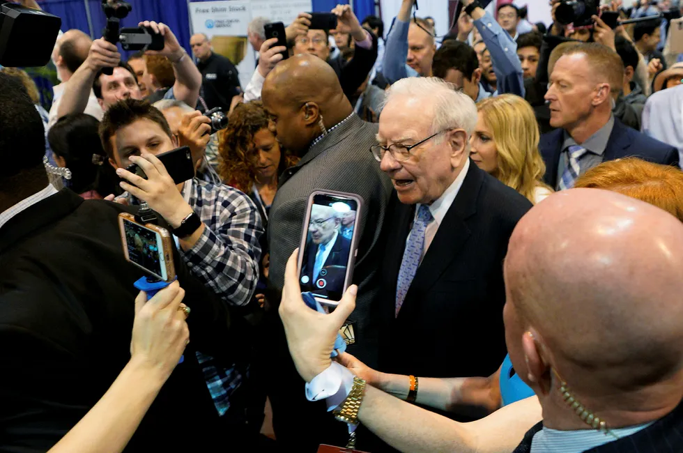 87-åringen Warren Buffett ble mottatt som en rockestjerne under Berkshire Hathaways årsmøte i Omaha i helgen. Han advarte på nytt mot digitale valutaer. Han innrømmet at han ikke forstod seg på teknologi og hadde gått glipp av investeringer i Amazon og Google. Foto: Rick Wilking/Reuters/NTB Scanpix