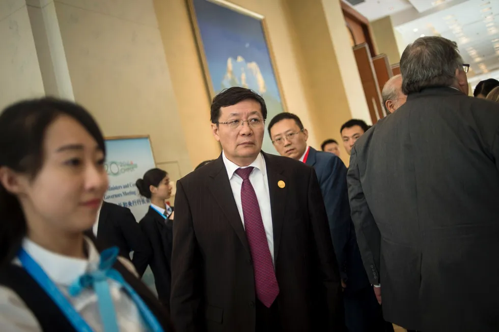 Kinas tidligere finansminister Lou Jiwei kommer med en kraftig advarsel i forkant av et viktig toppmøte. Svakere vekst i verdensøkonomien, eldrebølgen i Kina og høy gjeldsvekst gjør situasjonen sv'rt utfordrende. Her fra et G20-møte i Chengdu i 2016.