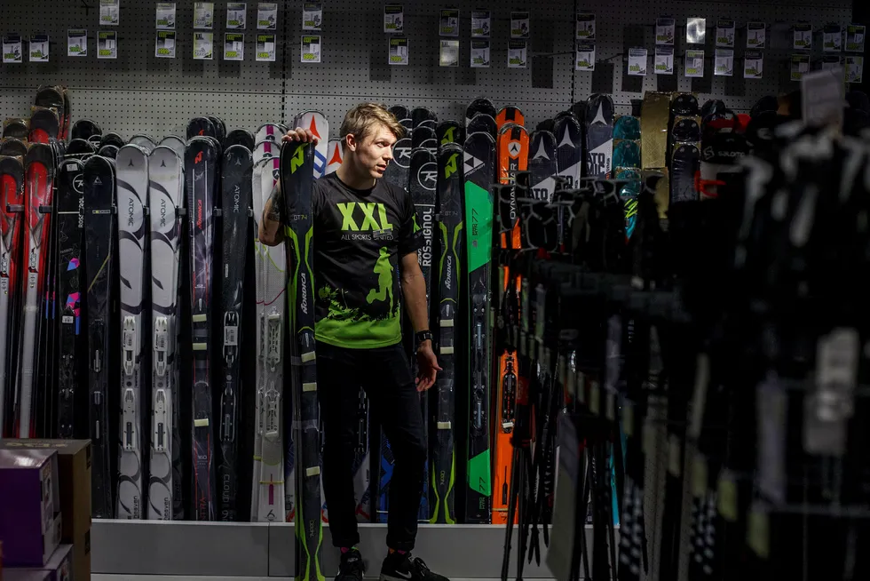 Forrige vintersesong gikk trått for både for Christian Ekdahl, avdelingsleder ski og sykkel på XXL i Storgata, og de andre kjedene i sportsbransjen. Nå står en ny vintersesong for døra. Foto: Javad Parsa Foto: Javad Parsa