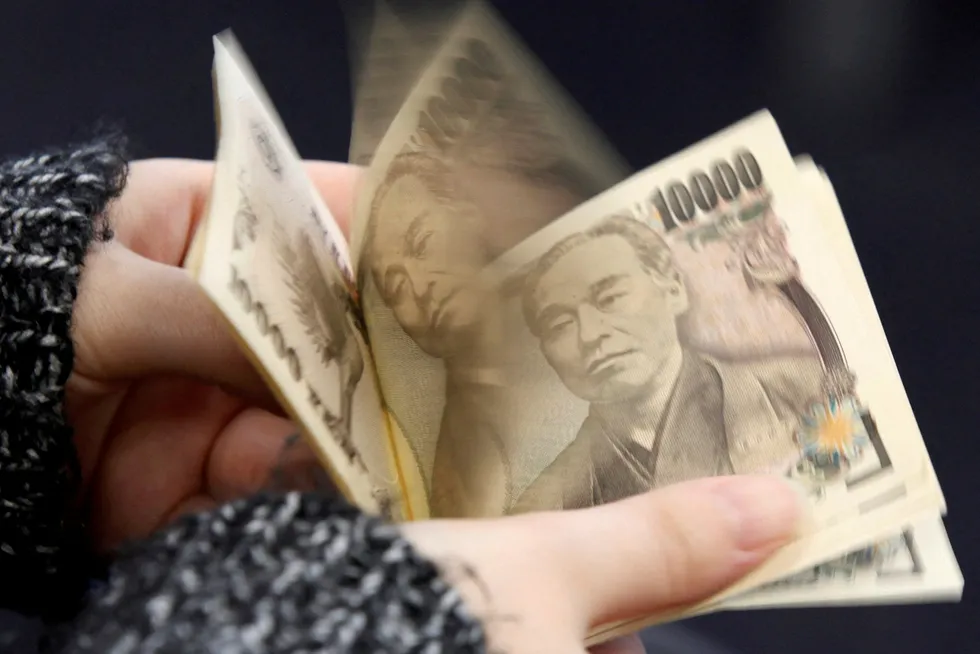 Det har vært et dramatisk døgn på det japanske finansmarkedet og markedsobservatører venter spent på fortsettelsen. Den japanske valutaen har styrket seg mot amerikanske dollar.