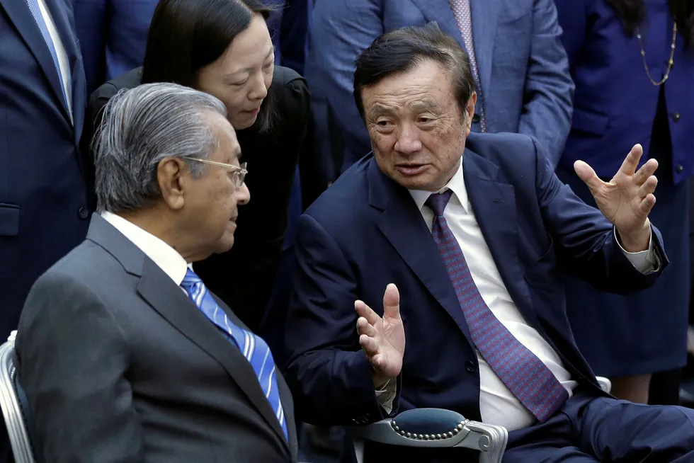 Malaysias statsminister Mahathir Mohamad (til venstre) er ikke redd for å bruke produkter fra kinesiske Huawei til utbyggingen av 5G. Her sammen med Huaweis toppsjef Ren Zhengfei.