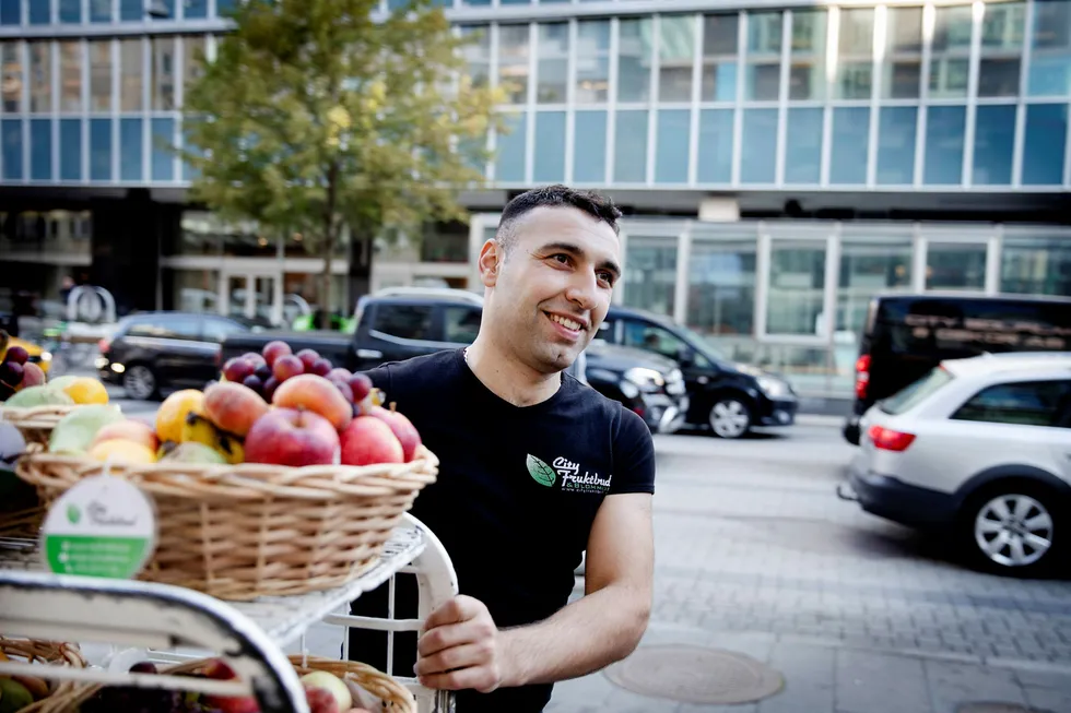 Ramazan Korkmaz (28) var på jobb mandag morgen, hvor han leverte frukt til bedrifter på Vasagatan. Foto: Jan Johannessen