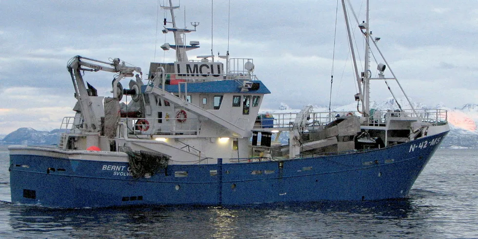 SVAKERE: Det ble lavere fiskeriinntekter på "Skarberg" i fjor. Båten er tidligere "Bernt Oskar" fra Lofoten.