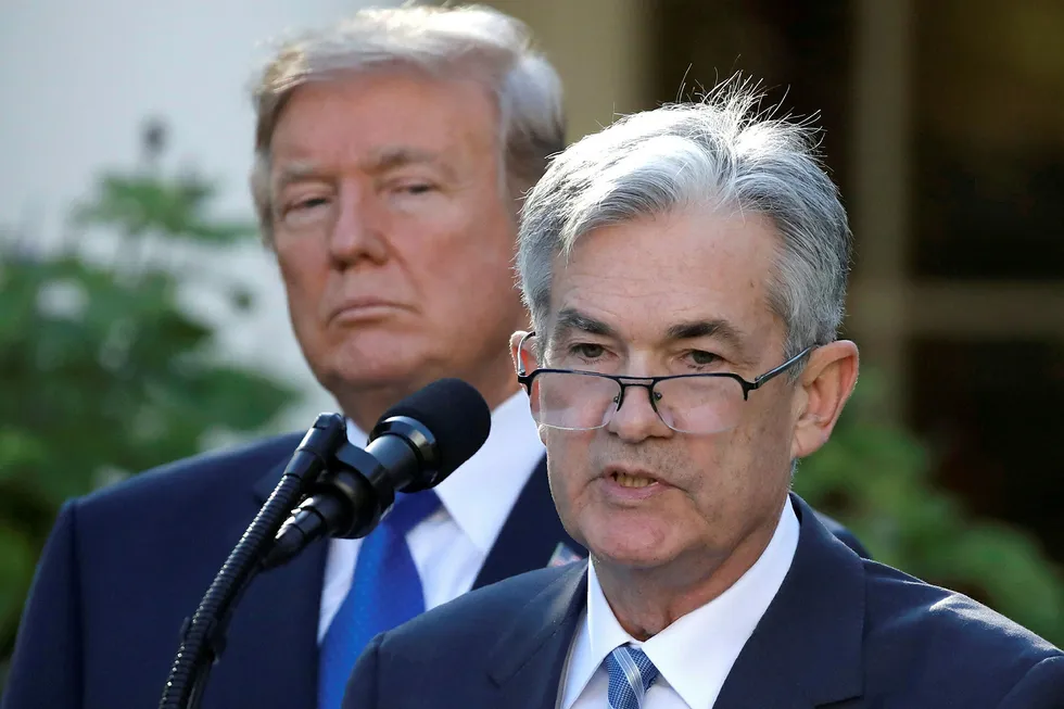 I et intervju med Reuters sier USAs president Donald Trump (bak) at han ikke er overbegeistret for at sentralbanksjef Jerome Powell hever renten.