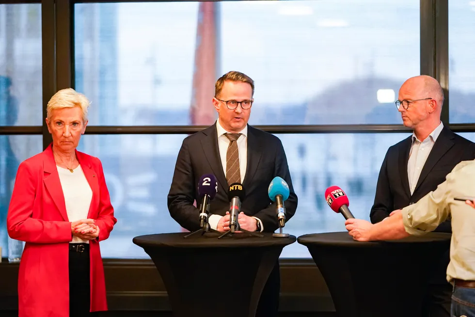 Riksmegler Mats Ruland, NHOs administrerende direktør Ole Erik Almlid og LO-leder Peggy Hessen Følsvik møter pressen etter bruddet i meglingen i lønnsoppgjøret for 2023.