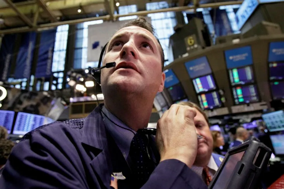 Wall Street: oil maintains rally as stocks slump