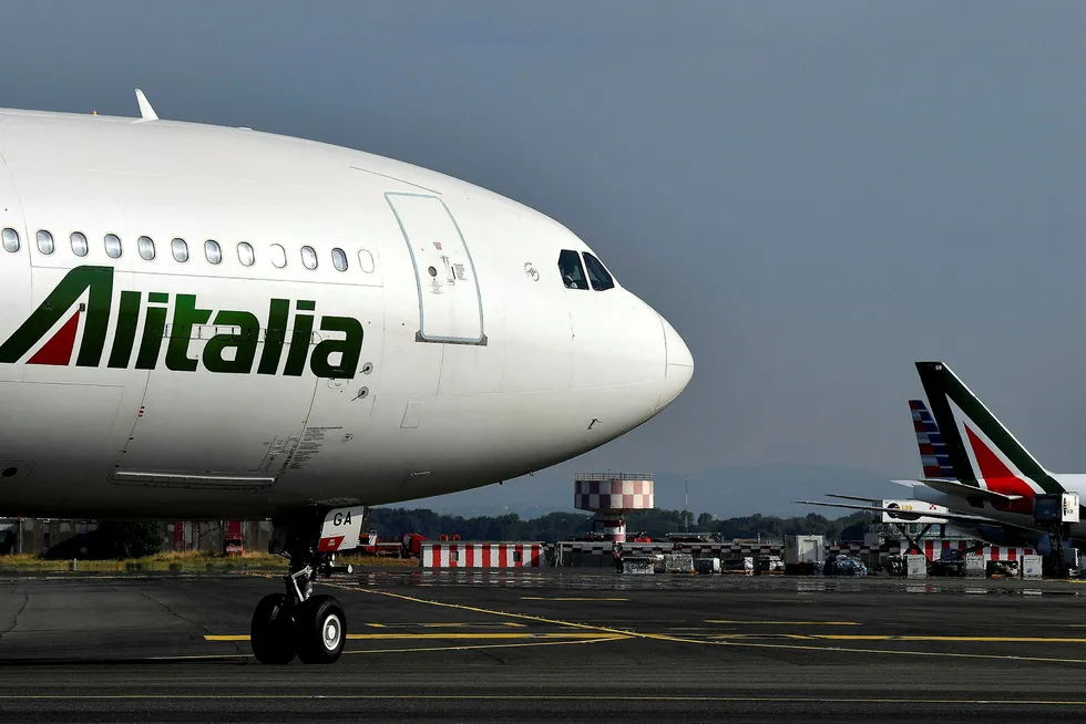 Fire selskaper ønsker å kjøpe en stor aksjepost i det kriserammede flyselskapet Alitalia.