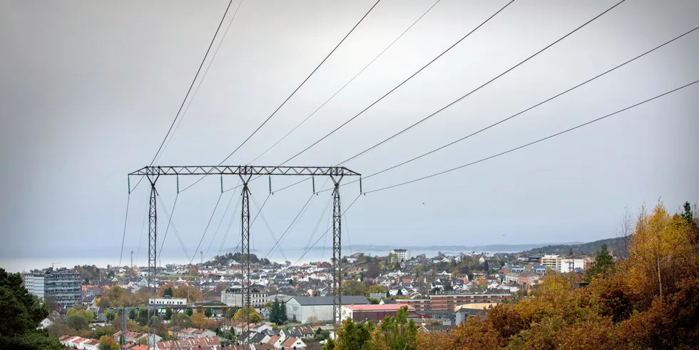 Tirsdag mellom klokken 08 og 09 er strømprisen dobbelt så høy i Kristiansand som den er i Oslo. Den ene timen vil Kristiansand få dobbelt så dyr strømpris som resten av sørlige Norge.