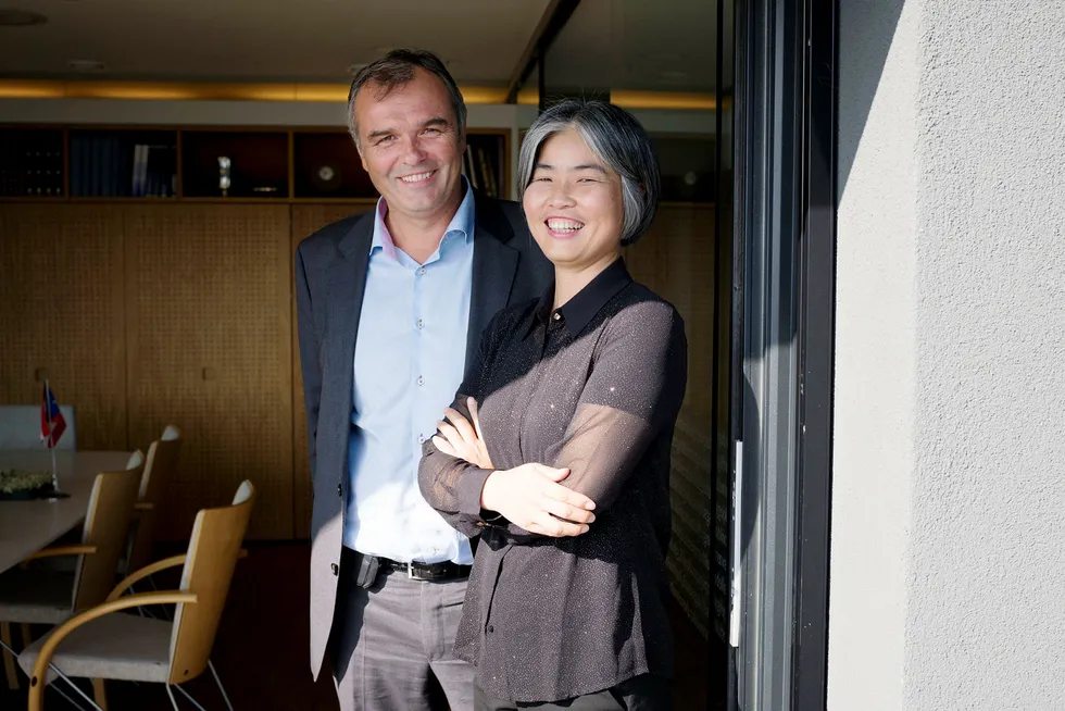 Yuhong Jin Hermansen er største eier i syndikatet som nå selger Statens Hus i Stavanger. Her sammen med konsernsjef Ingvald Løining i DSD. Foto: Tommy Ellingsen