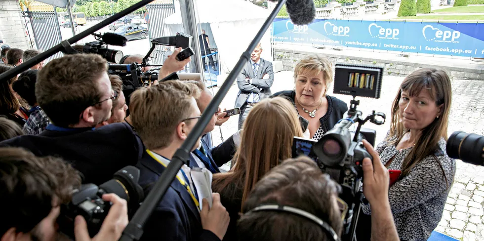 Arkivbilde fra 2016: Statsminister Erna Solberg deltar på et møte for konservative partier i Europa. Trude Måseide til høyre.