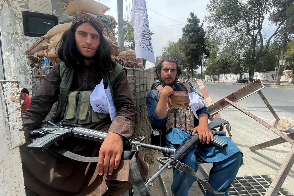 Taliban-krigere bemanner et checkpoint i et rolig Kabul tirsdag.