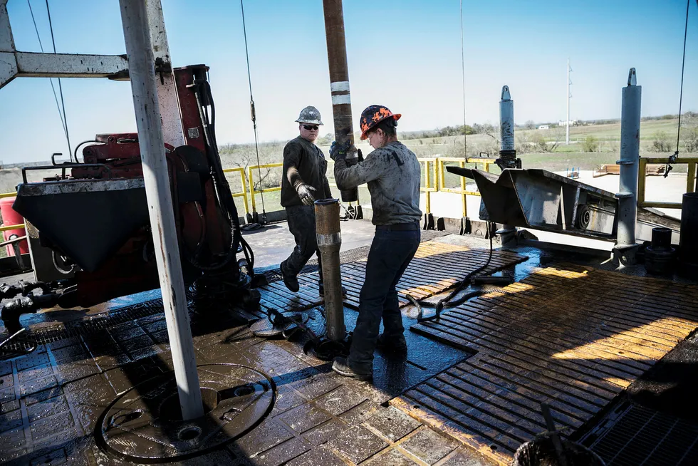 Oljeprisen faller over to prosent onsdag. Her borer Conoco Phillips etter olje på et anlegg i det store skiferoljefeltet Eagle Fort i Texas i USA.