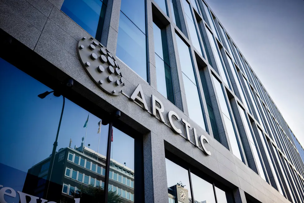 Meglerhuset Arctic Securities står bak rundt 40 eiendomssyndikater med en brutto eiendomsverdi på rundt 44 milliarder kroner. Flere av disse har allerede fått problemer.