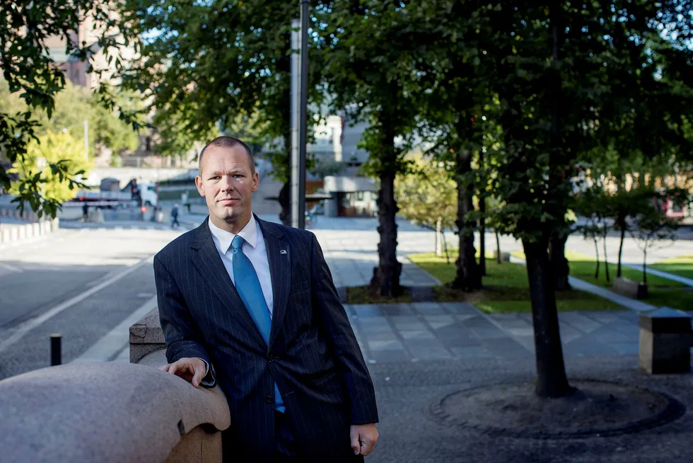 Statssekretær Tore Vamraak (H) i Finansdepartementet mener livselskapene skyver kundene foran seg for egen vinning. Foto: Øyvind Elvsborg