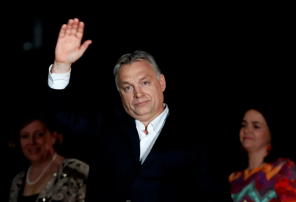 Ungarns statsminister Viktor Orbán vinker til supportere etter å ha vunnet valget søndag. Foto: Laszlo Balogh/Getty Images