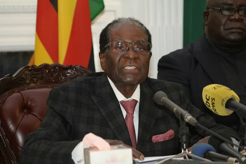 President Robert Mugabe, som søndag holdt en TV-sendt tale, ønsker foreløpig ikke å gi fra seg makten frivillig. Foto: AP/NTB Scanpix