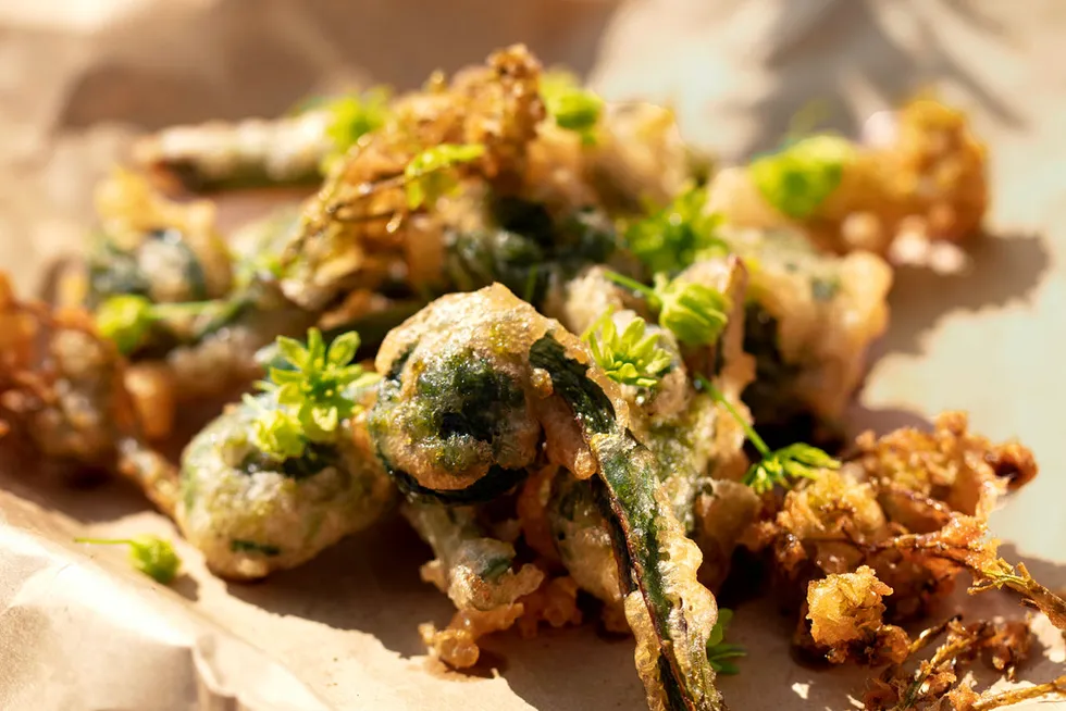 Fritert. Munnfuller med strutseving-tempura passer supert til drinken.