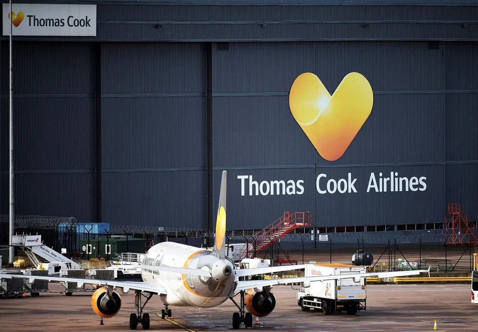 Et fly tilhørende den britiske turoperatøren Thomas Cook står parkert på flyplassen i Manchester 23. september.