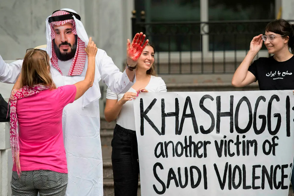 Saudi-Arabia har havnet i hardt vær etter forsvinningen av jouralisten Jamal Khashoggi tidligere i måneden. Her fra en demonstrasjon utenfor den saudiarabiske ambassaden i Washington.