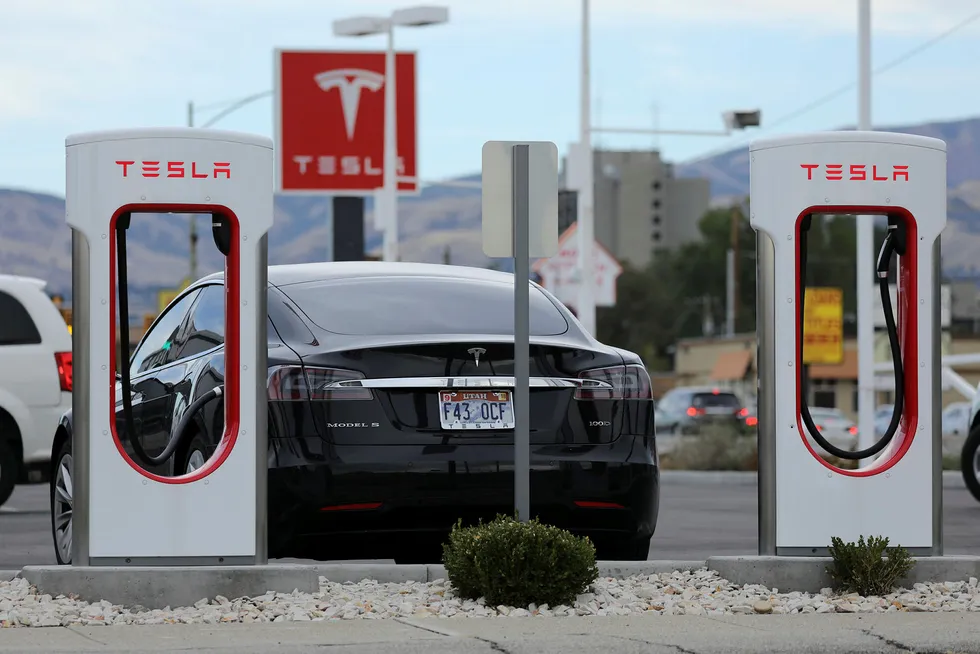 Tesla-ladestasjon i Salt Lake City i USA. Foto: LUCY NICHOLSON/Reuters/NTB Scanpix
