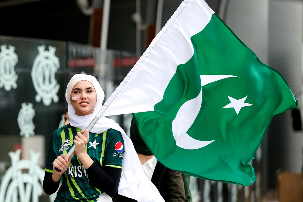 Gas talks: a fan arrives with Pakistan’s national flag prior to the men’s Twenty20 World Cup cricket final in Australia this weekend.