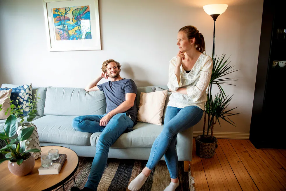 Vetle Vedeld (31) og Ida Heier Hovland (31) skal selge leiligheten på Tåsen i Oslo. Medieoppslagene om et boligprisfall har påvirket salgsstrategien: – Det gjør at man blir litt mer usikker, sier Hovland.