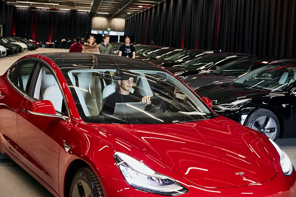 Tesla har satt norsk salgsrekord med sin Model 3. De som allerede har kjøpt bilen, kan oppleve at den på noen områder blir enda bedre enn da den var ny.