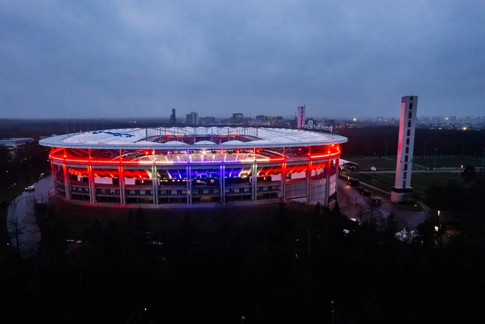 Toppklubben Eintracht Frankfurt har 120.000 medlemmer og en stadion som fylles opp med 50.000 tilskuere en til to ganger i uken, skriver innleggsforfatteren. Her fra lagets hjemmebane Waldstadion.