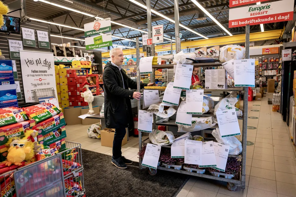 Europris-sjef Espen Eldal ser på hvordan butikken i Fredrikstad har organisert seg med vareutlevering under nedstengingen. Nå velger flere av kundene netthandel.