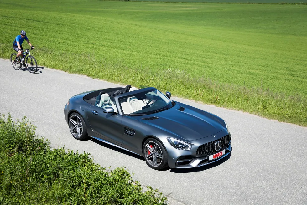 Hatten av. Mercedes-AMG GT C roadster er et langt mer elegant valg enn sykkel. Foto: Gunnar Lier