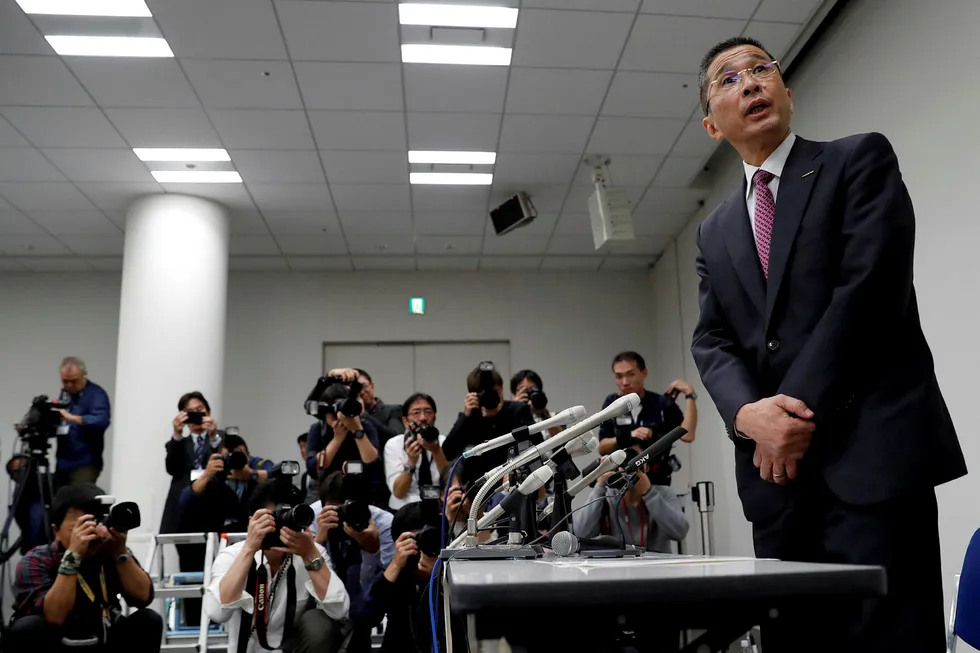 Nissan toppsjef Hiroto Saikawa snakker med presseni Yokohama etter at det mandag ble klart at Nissans styreformann Carlos Ghosn vil bli arrestert.