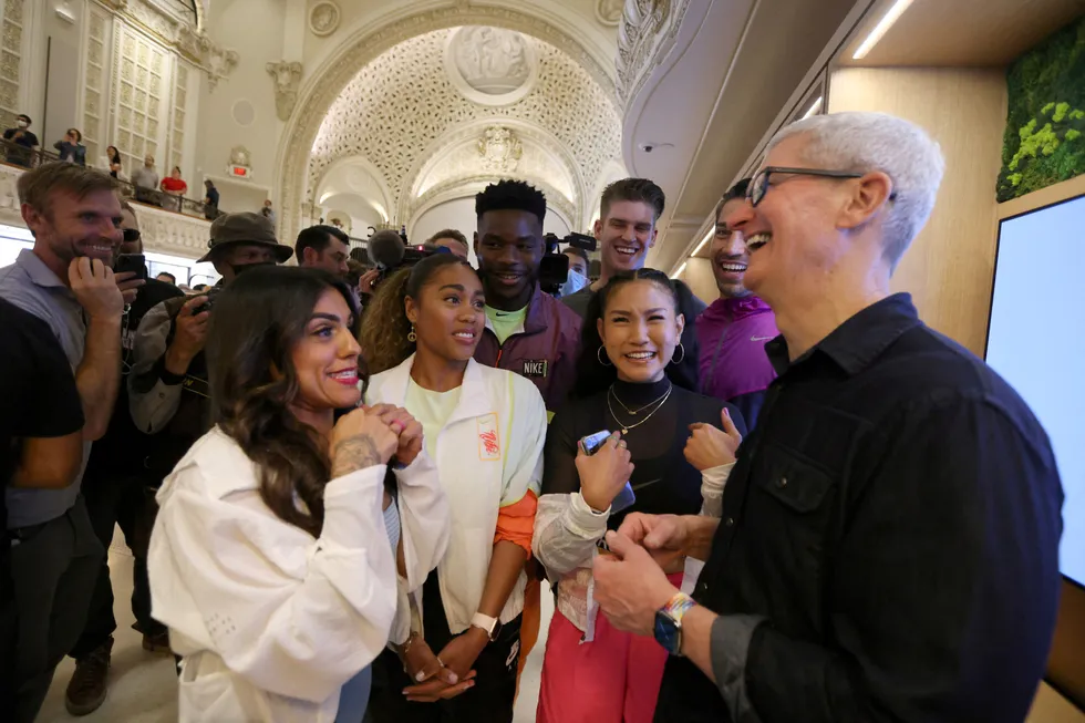 Apple-sjef Tim Cook fikk filmstjernebehandling da han besøkte Apple Store på Broadway i Los Angeles.