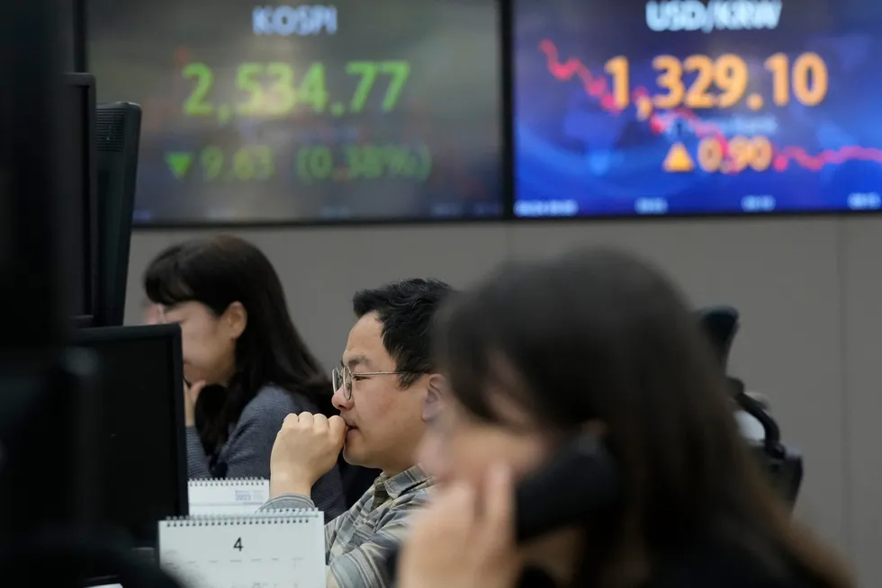 Finansmarkedet i Seoul følger tett med på utviklingen i den sørkoreanske økonomien etter at Asias fjerde nest største økonomi unngikk en teknisk resesjon. Databrikkesektoren sliter med overkapasitet, svak etterspørsel og høye lagerbeholdninger.