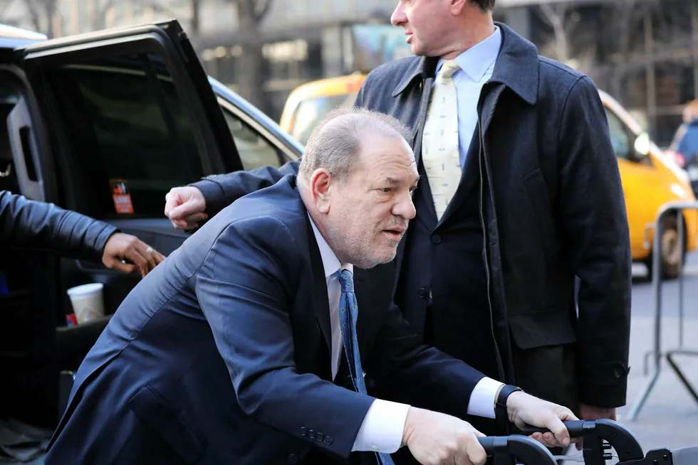 Harvey Weinstein på vei inn i rettssalen på Manhattan i New York mandag for å få dommen.
