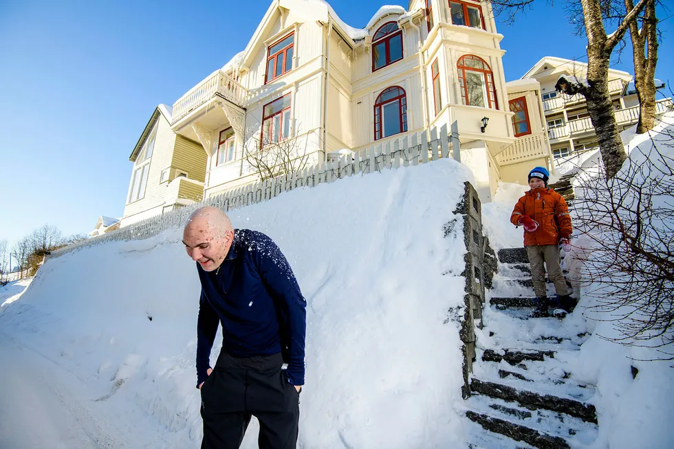 Erling Sanne (8) får inn en fulltreffer på pappa Trygve Sanne Hardersen hjemme på tomten i Tromsø. Familien har også truffet blink med å leie ut huset som «Eventyrhuset i Arktis» via Airbnb.