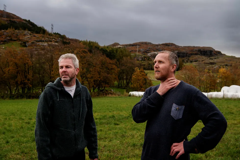 Eivind Salen (til høyre) er leder i interimsstyret i den nystartede folkeaksjonen Motvind. Her i Noredalen i Sandnes, der det nå bygges et vindkraftanlegg på åsene bak. Nabo Heino Nielsen (til venstre) har meldt seg inn.