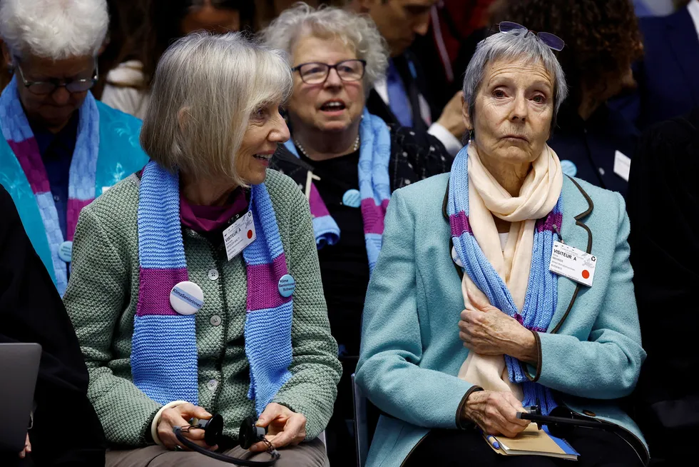 Menneskerettighetsdomstolen ga i april KlimaSeniorinnen, her ved Anne Mahrer og Rosmarie Wyder-Walti, medhold i at stater plikter å beskytte innbyggerne sine.